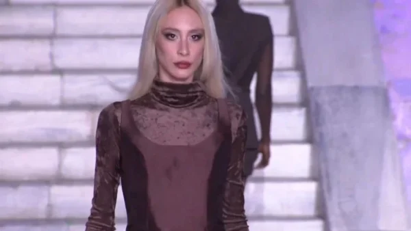 Κιάρα Μαρκέζη: Η εγγονή του Α. Τσοχατζόπουλου... μαγεύει στην πασαρέλα