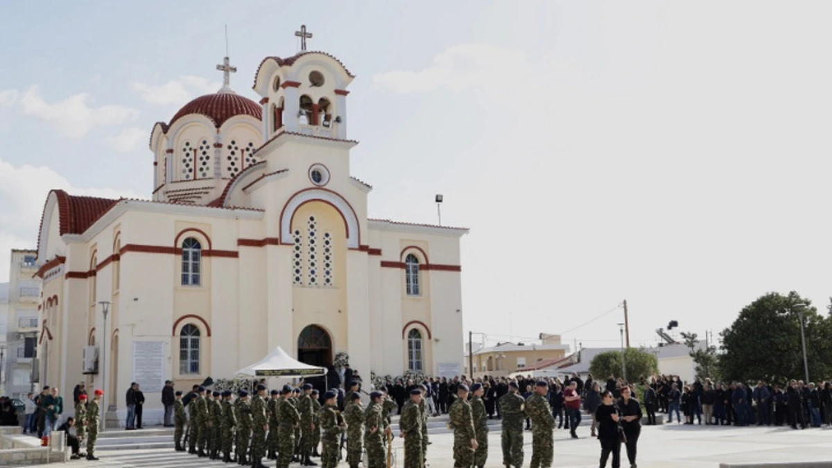 Aποχαιρετισμός στον 19χρονο ΕΠΟΠ στρατιώτη που τραυματίστηκε θανάσιμα στην εκπαιδευτική άσκηση στη Ρόδο