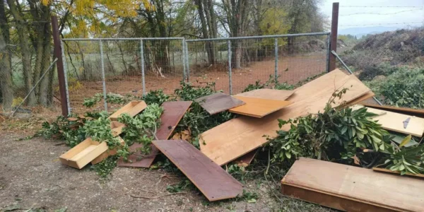 Απαγορεύεται η αυθαίρετη ρίψη κλαδιών και επίπλων στην είσοδο του χώρου προσωρινής αποθήκευσης φυτικών υπολειμμάτων