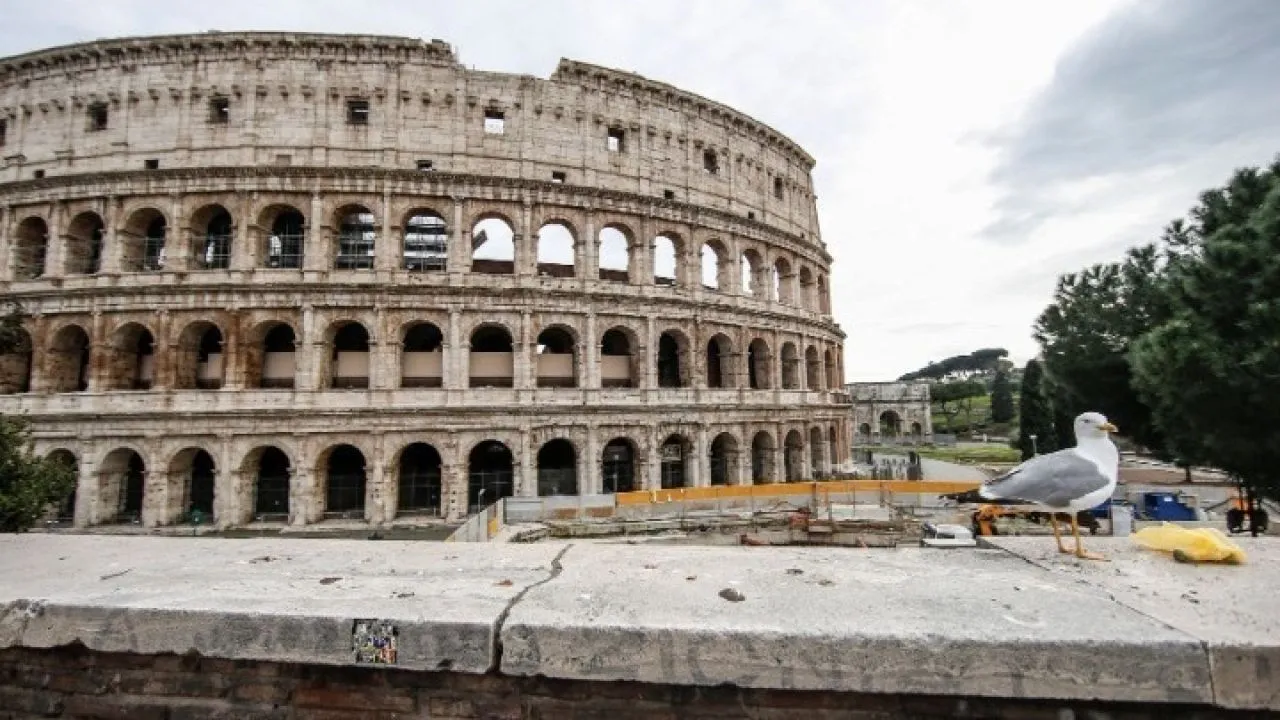 Ιταλία: Μερική κατάρρευση του «Πύργου των Κόμηδων», κοντά στο Κολοσσαίο - Ένας εργάτης τραυματίσθηκε στο κεφάλι