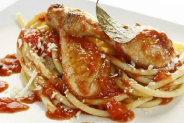 Κοτόπουλο κοκκινιστό με χονδρά μακαρόνια