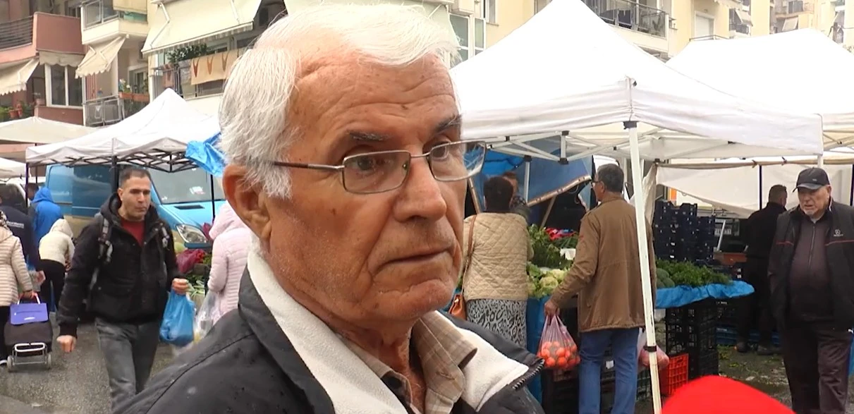 Λαϊκή αγορά: Πρώτα κάνουν έρευνα και μετά ψωνίζουν οι καταναλωτές