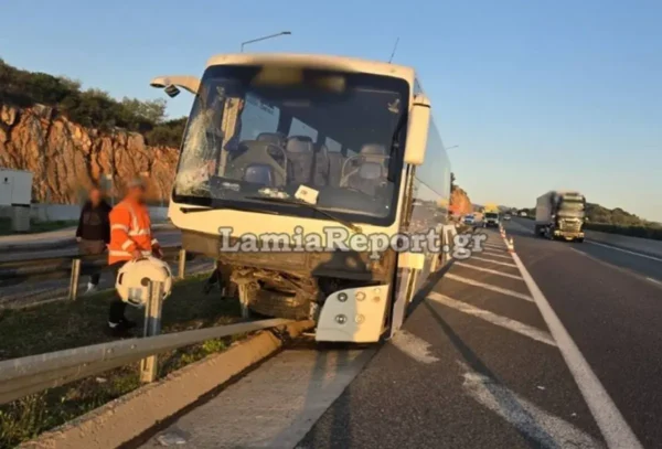 Λεωφορείο που πήγαινε από τη Θεσσαλονίκη στην Αθήνα εξετράπη στην Εθνική Οδό – Πέντε επιβάτες και ο οδηγός τραυματίστηκαν
