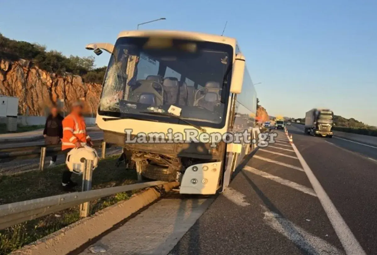 Λεωφορείο που πήγαινε από τη Θεσσαλονίκη στην Αθήνα εξετράπη στην Εθνική Οδό – Πέντε επιβάτες και ο οδηγός τραυματίστηκαν