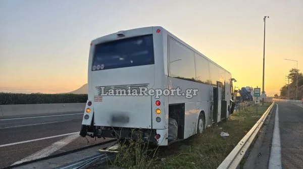 Λεωφορείο που πήγαινε από τη Θεσσαλονίκη στην Αθήνα εξετράπη στην Εθνική Οδό – Πέντε επιβάτες και ο οδηγός τραυματίστηκαν