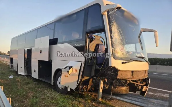 Λεωφορείο που πήγαινε από τη Θεσσαλονίκη στην Αθήνα εξετράπη στην Εθνική Οδό – Πέντε επιβάτες και ο οδηγός τραυματίστηκαν