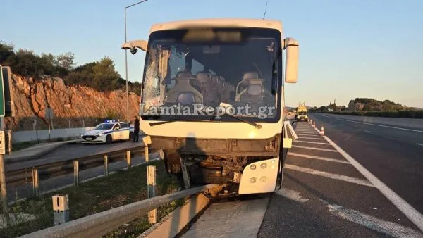 Λεωφορείο που πήγαινε από τη Θεσσαλονίκη στην Αθήνα εξετράπη στην Εθνική Οδό – Πέντε επιβάτες και ο οδηγός τραυματίστηκαν