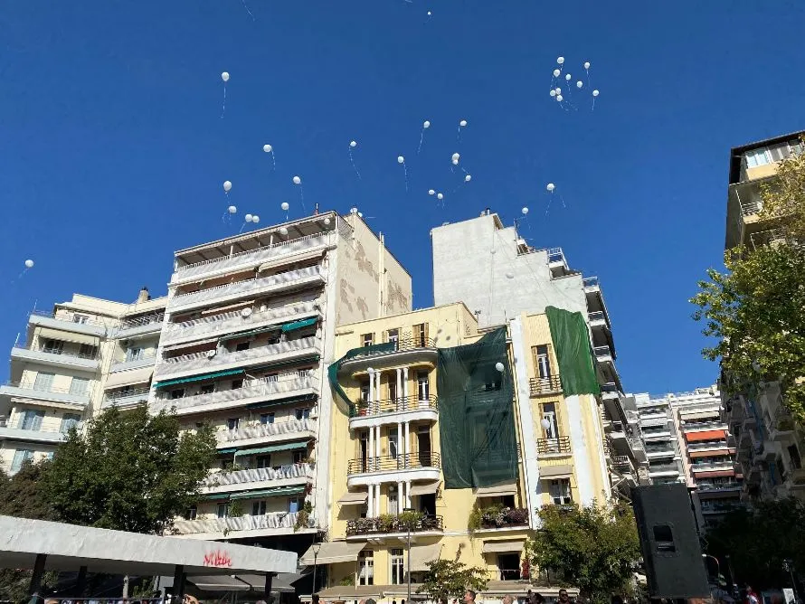 Λευκά μπαλόνια στον ουρανό της πόλης, ως φόρος τιμής στα θύματα τροχαίων