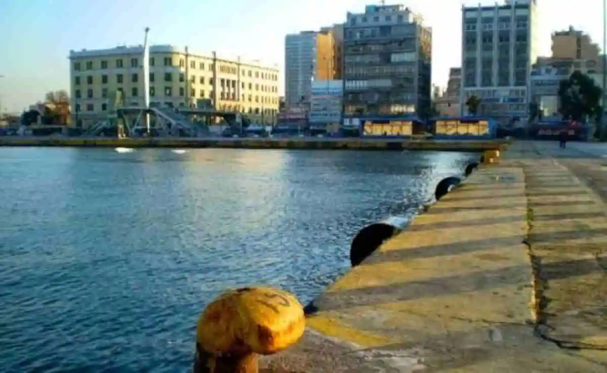 Πτώση οχήματος στη θάλασσα στο λιμάνι του Πειραιά – Καλά στην υγεία του ο 69χρονος οδηγός