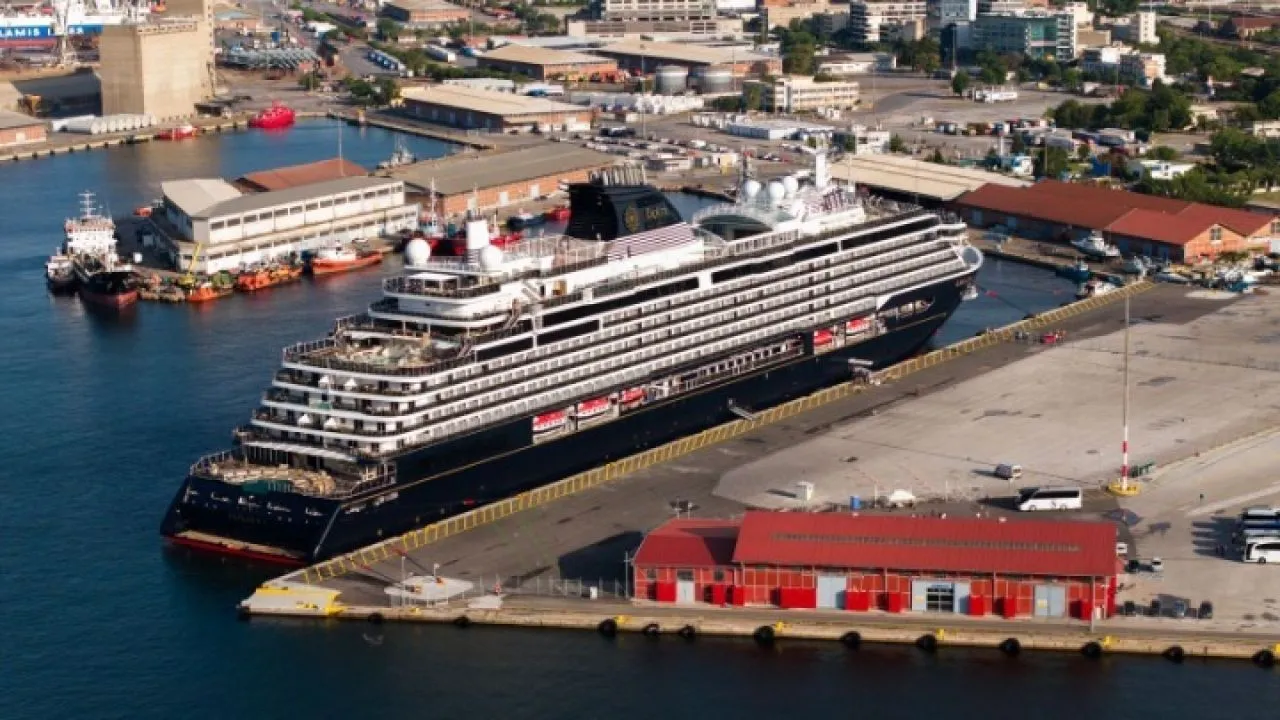 Υπογράφηκε η σύμβαση για την επέκταση του Προβλήτα 6 του λιμανιού