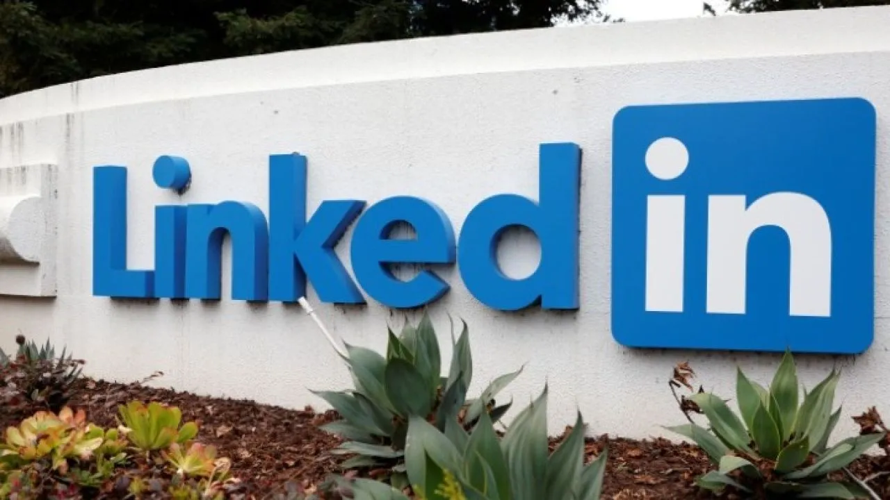 Το LinkedIn θα χρησιμοποιεί δεδομένα χρηστών για να εκπαιδεύσει μοντέλα γενετικής τεχνητής νοημοσύνης