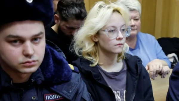 Mουσικοί, που φυλακίστηκαν επειδή τραγούδησαν κατά του Κρεμλίνου, εγκατέλειψαν τη Ρωσία