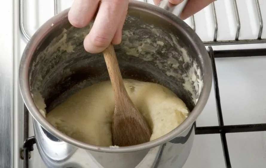 Bήμα βήμα – Φτιάχνουμε λουκουμάδες και συνοδεύουμε με κρέμα (Εικόνες)