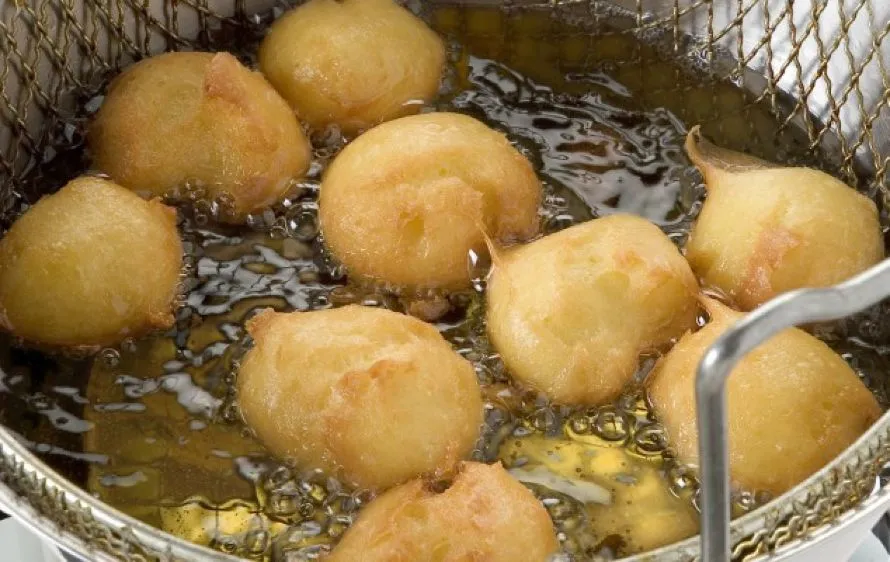 Bήμα βήμα – Φτιάχνουμε λουκουμάδες και συνοδεύουμε με κρέμα (Εικόνες)