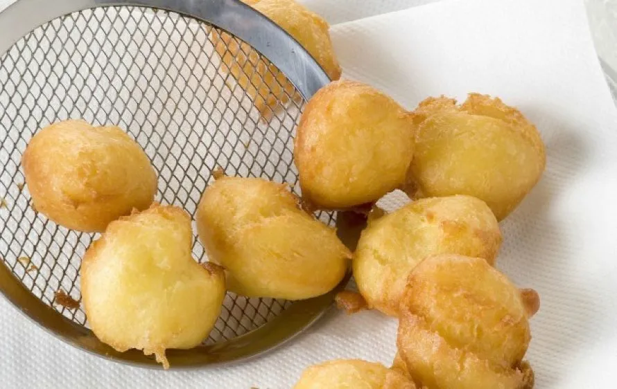 Bήμα βήμα – Φτιάχνουμε λουκουμάδες και συνοδεύουμε με κρέμα (Εικόνες)