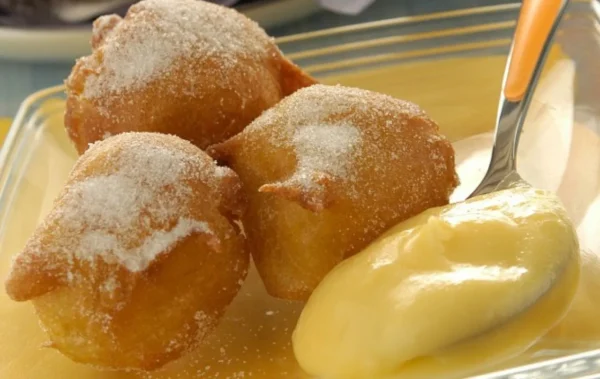 Bήμα βήμα – Φτιάχνουμε λουκουμάδες και συνοδεύουμε με κρέμα (Εικόνες)