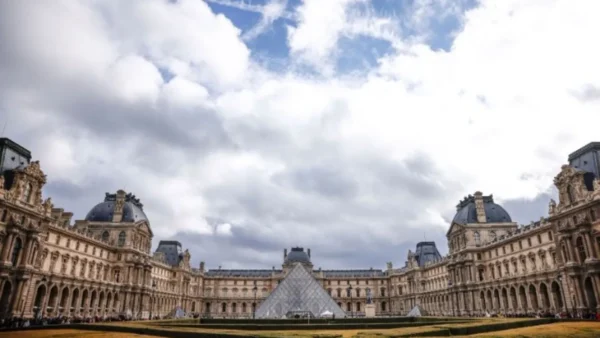 Η Agnès b. συνεργάζεται με το Μουσείο του Λούβρου σε capsule συλλογή