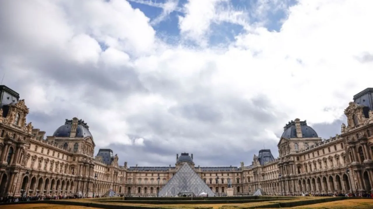 Η Agnès b. συνεργάζεται με το Μουσείο του Λούβρου σε capsule συλλογή