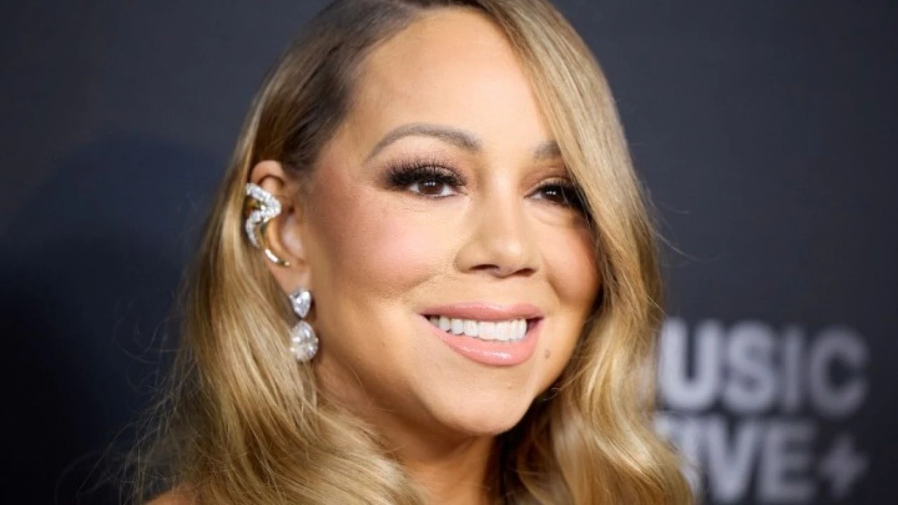 Η Μαράια Κάρεϊ δίνει το σύνθημα για τα Χριστούγεννα με ένα νέο «it's time» βίντεο