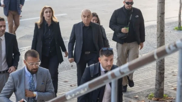 «Τα ισόβια τα πήρα εγώ, οι άλλες μάνες είδαν τα παιδιά τους», δήλωσε η μητέρα του Άλκη Καμπανού μετά την αναβολή της δίκης στο Εφετείο