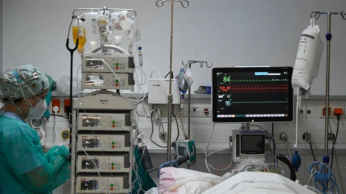 Δύο λεπτά έμεινε χωρίς οξυγόνο ο 22χρονος που κατάπιε ολόκληρο μπέργκερ – Κρίσιμα τα επόμενα 24ωρα