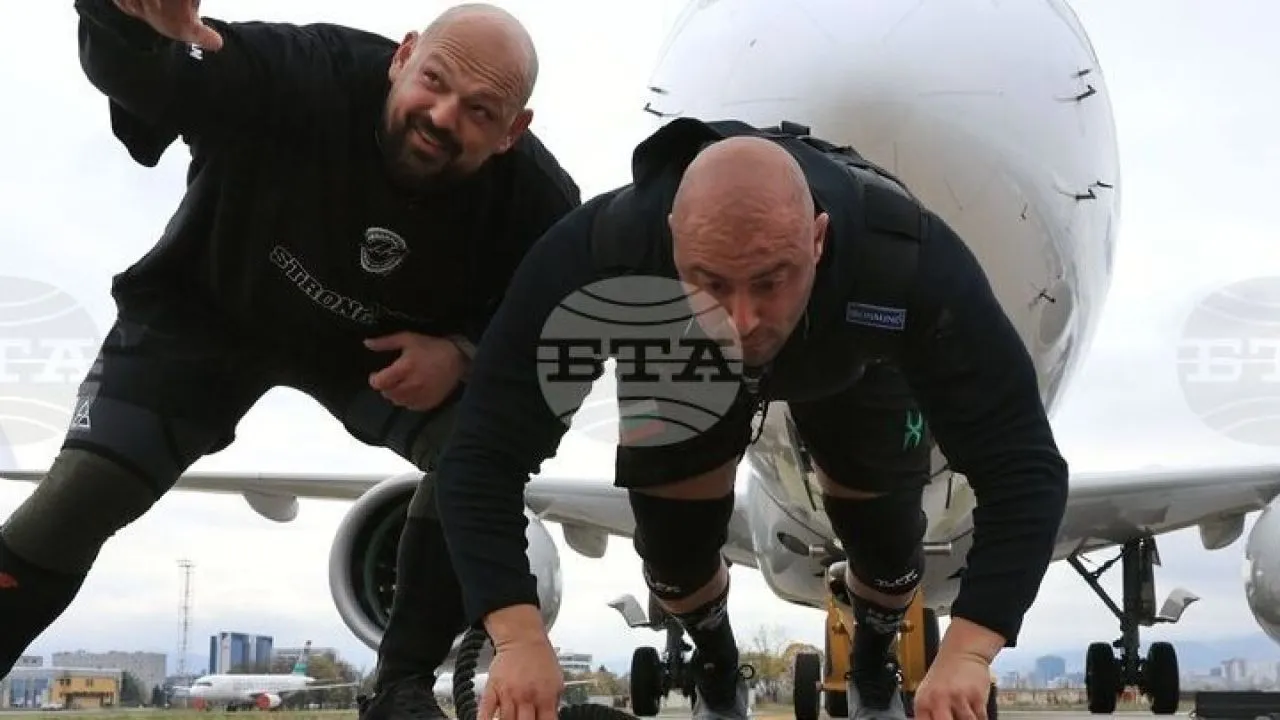 ΒΤΑ: Δύο Βούλγαροι μασίστες έσυραν ένα αεροσκάφος Airbus A220-300 40 τόνων στο αεροδρόμιο της Σόφιας