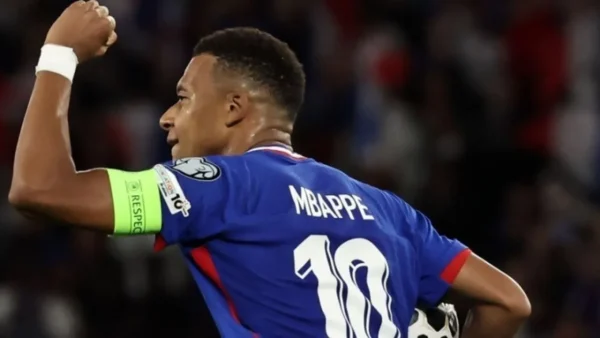 Ο Μπαπέ ακολουθεί τον Πελέ