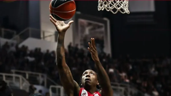 Με «καυτό» Λι, ο Ολυμπιακός νίκησε τον ΠΑΟΚ