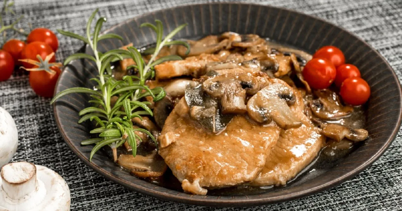 Συνταγή για χοιρινές μπριζόλες κρασάτες με μανιτάρια
