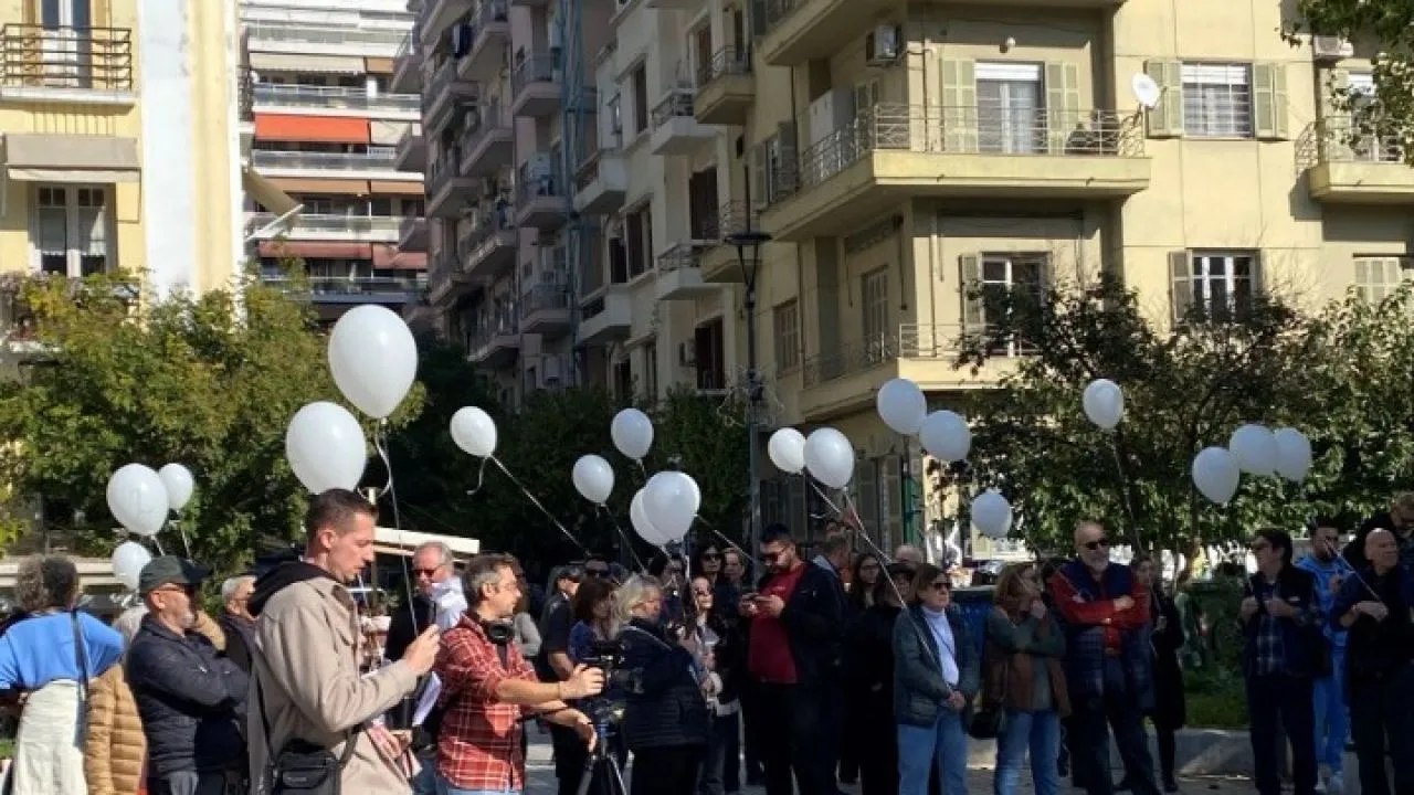 Λευκά μπαλόνια στον ουρανό της πόλης, ως φόρος τιμής στα θύματα τροχαίων