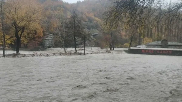 Υπερχείλισε ο Αλιάκμονας στο Νεστόριο, προβλήματα στην ύδρευση της κωμόπολης, καταστροφές στο χώρο του River party και στο χωριό Γράμμος