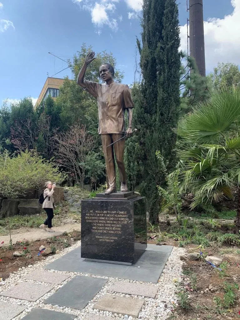 Από τη Θεσσαλονίκη στην καρδιά της Αφρικής, το μεγάλο ταξίδι του αδριάντα του Νιερέρε