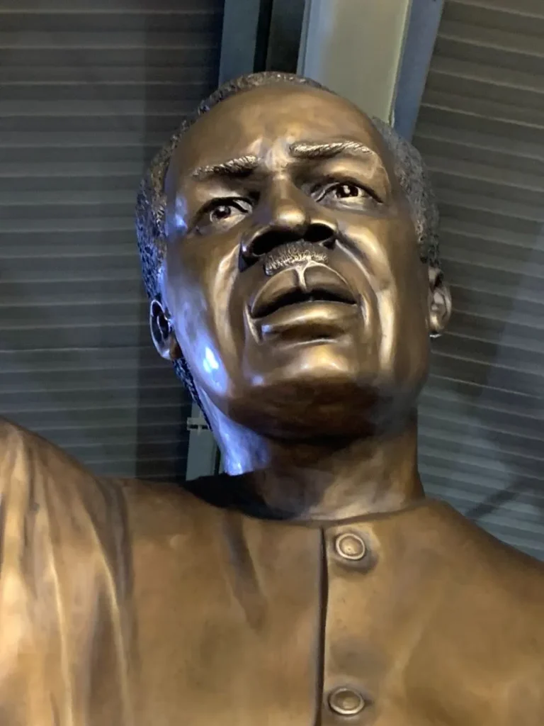 Από τη Θεσσαλονίκη στην καρδιά της Αφρικής, το μεγάλο ταξίδι του αδριάντα του Νιερέρε