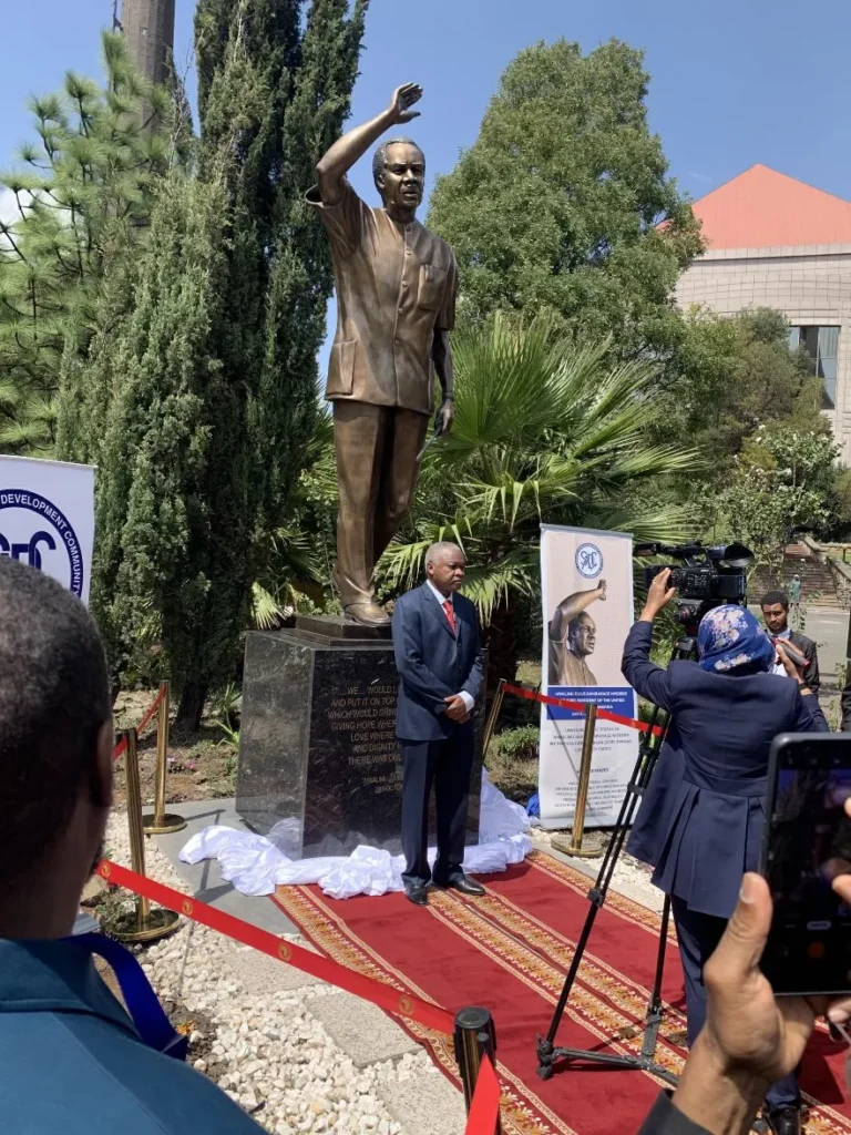 Από τη Θεσσαλονίκη στην καρδιά της Αφρικής, το μεγάλο ταξίδι του αδριάντα του Νιερέρε