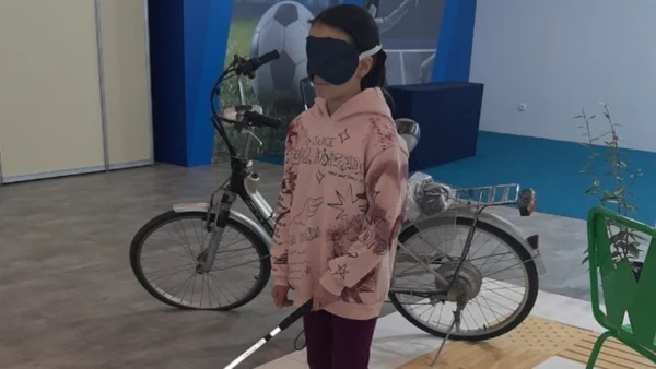 Πολίτες και μαθητές θα χρησιμοποιήσουν αναπηρικό αμαξίδιο και θα περπατούν χωρίς να βλέπουν στη δράση «Νιώσε Διαφορετικός»