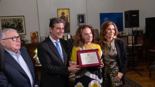 Η Νταϊάν φον Φίρστενμπεργκ επέστρεψε στη γενέτειρα της μητέρας της και τιμήθηκε από τον Κ. Γκιουλέκα