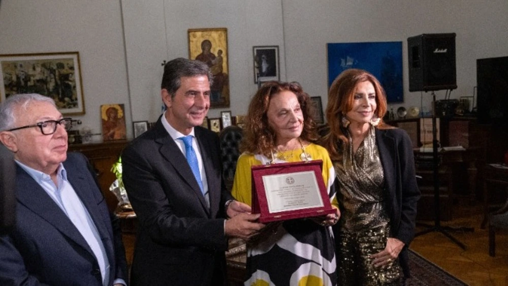 Η Νταϊάν φον Φίρστενμπεργκ επέστρεψε στη γενέτειρα της μητέρας της και τιμήθηκε από τον Κ. Γκιουλέκα