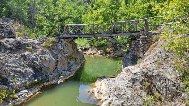 Ενα μονοπάτι χαραγμένο στις ράγες του τρένου Ντεκοβίλ-Περπατώντας σε μια ιστορική διαδρομή