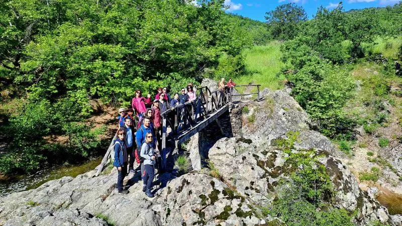 Ενα μονοπάτι χαραγμένο στις ράγες του τρένου Ντεκοβίλ-Περπατώντας σε μια ιστορική διαδρομή