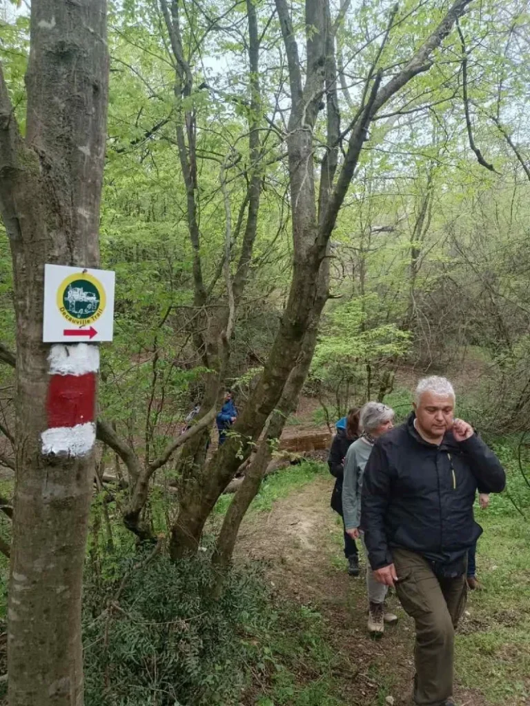 Ενα μονοπάτι χαραγμένο στις ράγες του τρένου Ντεκοβίλ-Περπατώντας σε μια ιστορική διαδρομή