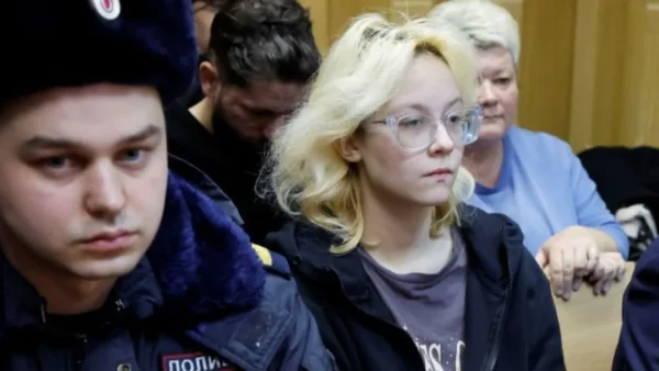 Ρωσία: Συνελήφθη εκ νέου 18χρονη μουσικός, η οποία φυλακίστηκε για τραγούδι κατά του Κρεμλίνου