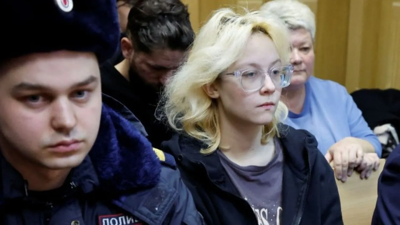 Ρωσία: Συνελήφθη εκ νέου 18χρονη μουσικός, η οποία φυλακίστηκε για τραγούδι κατά του Κρεμλίνου