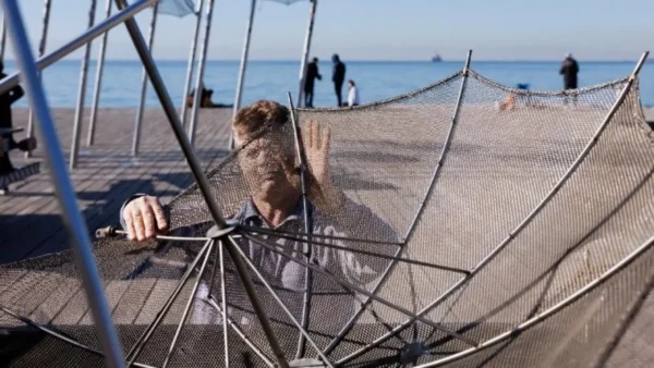 Επιστρέφουν οι 18 «Ομπρέλες» στη Νέα Παραλία μετά τις εργασίες επισκευές