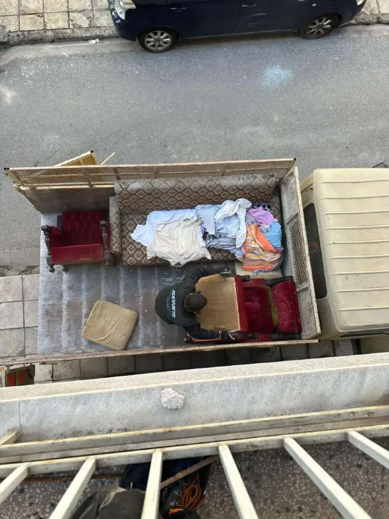 Σύγχρονοι «παλιατζήδες» αδειάζουν τα σπίτια από άχρηστα με ένα «κλικ» και τίποτα δεν πάει χαμένο