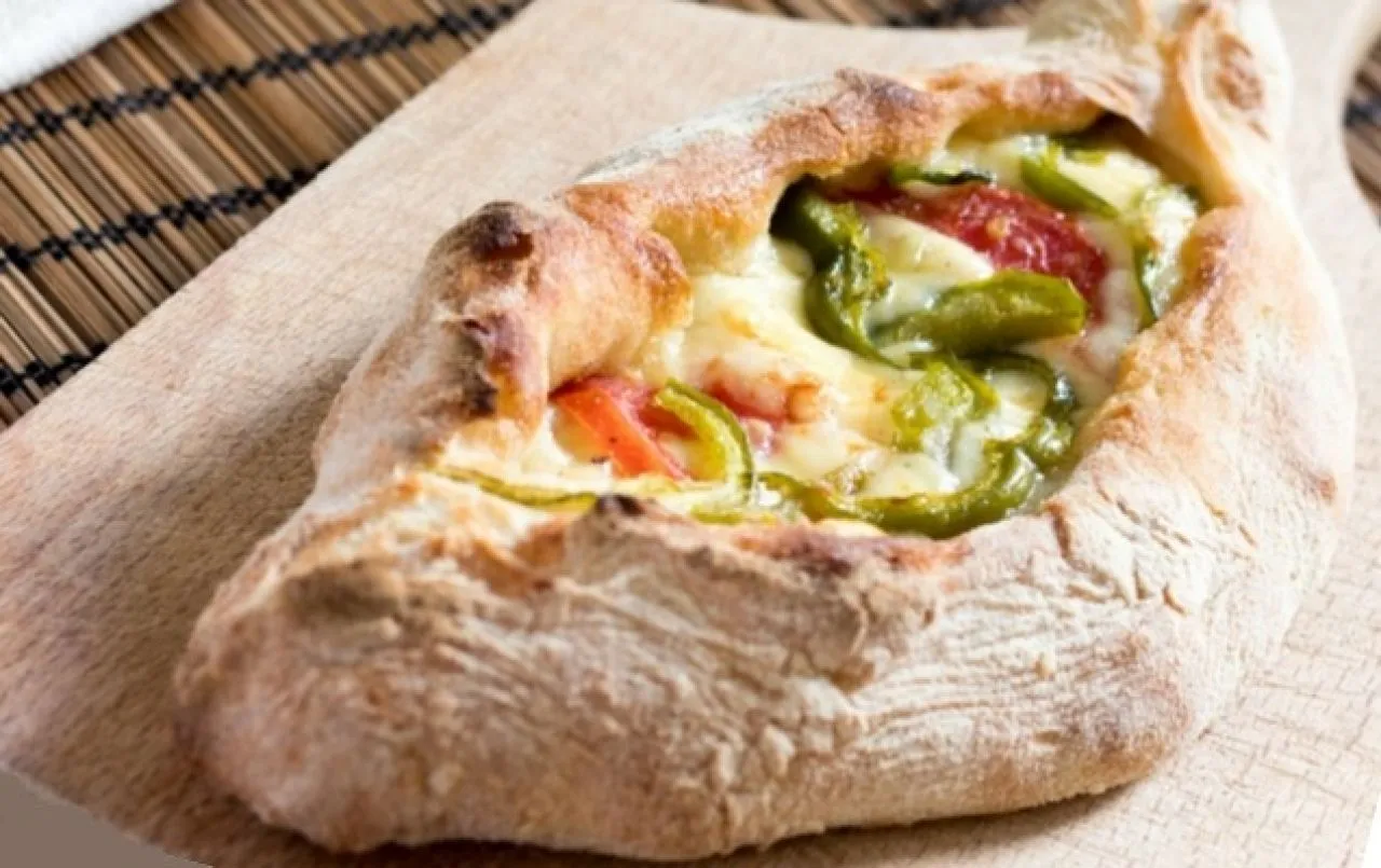 Πεϊνιρλί με ντομάτα, πιπεριές και τυριά