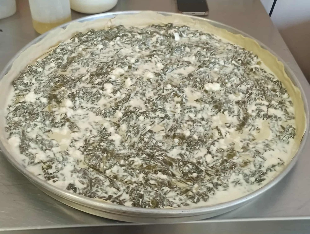 Θεσσαλονίκη: Ταξίδι στον χρόνο με χειροποίητες πίτες ψημένες όπως παλιά στο σατς