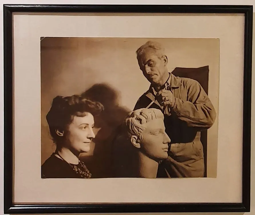 Η προτομή του φημισμένου γλύπτη Πολύγνωτου Βαγή στον παλιό αρσανά στη Θάσο