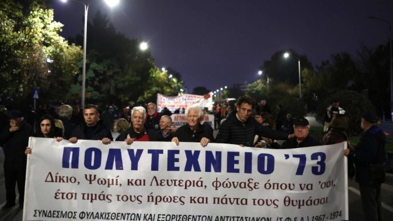 Πορεία για την 52η ιστορική επέτειο του Πολυτεχνείου