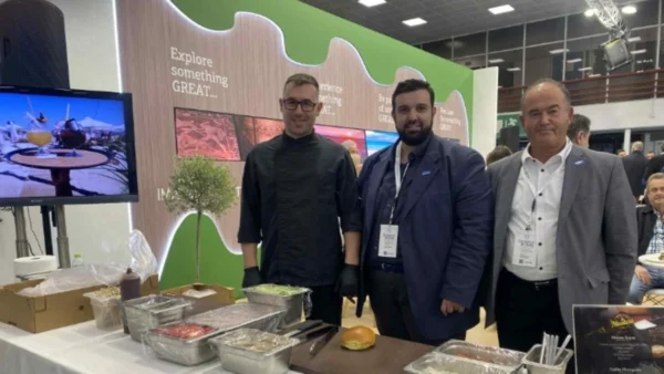 Μπέργκερ με ...γέμιση μύδια Μακρυγιάλου, γαρίδα Πλαταμώνα και μαύρο χοιρινό Ολύμπου