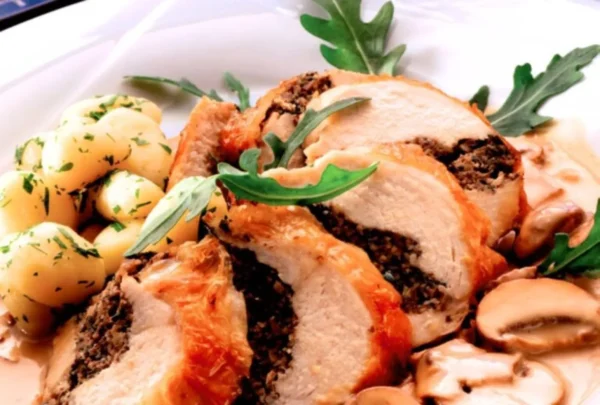 Ρολό γαλοπούλας με κιμά, κάστανα και μανιτάρια αλά κρεμ